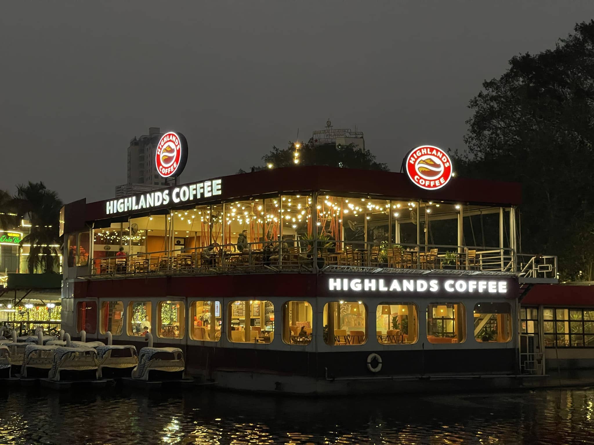 Highlands Coffee Truc Bach Lake
